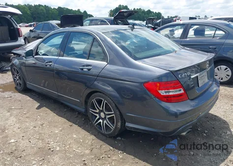 2013 Mercedes-Benz C 250 Luxury/Sport z USA, uszkodzony, nr VIN WDDGF4HB9DR261323